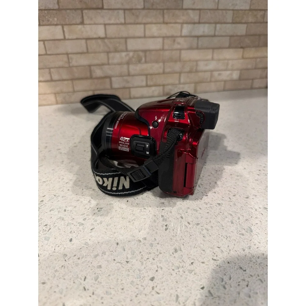 Nikon COOLPIX P520 18.1 MP CMOS Digital Camera‎ with 42x Zoom Lens (for parts)